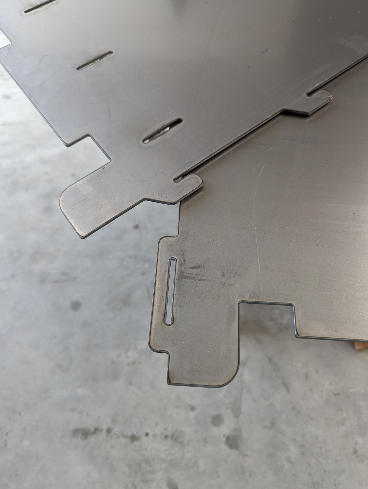 Feuertonne mit Ihrem Logo und Plancha Grillplatte