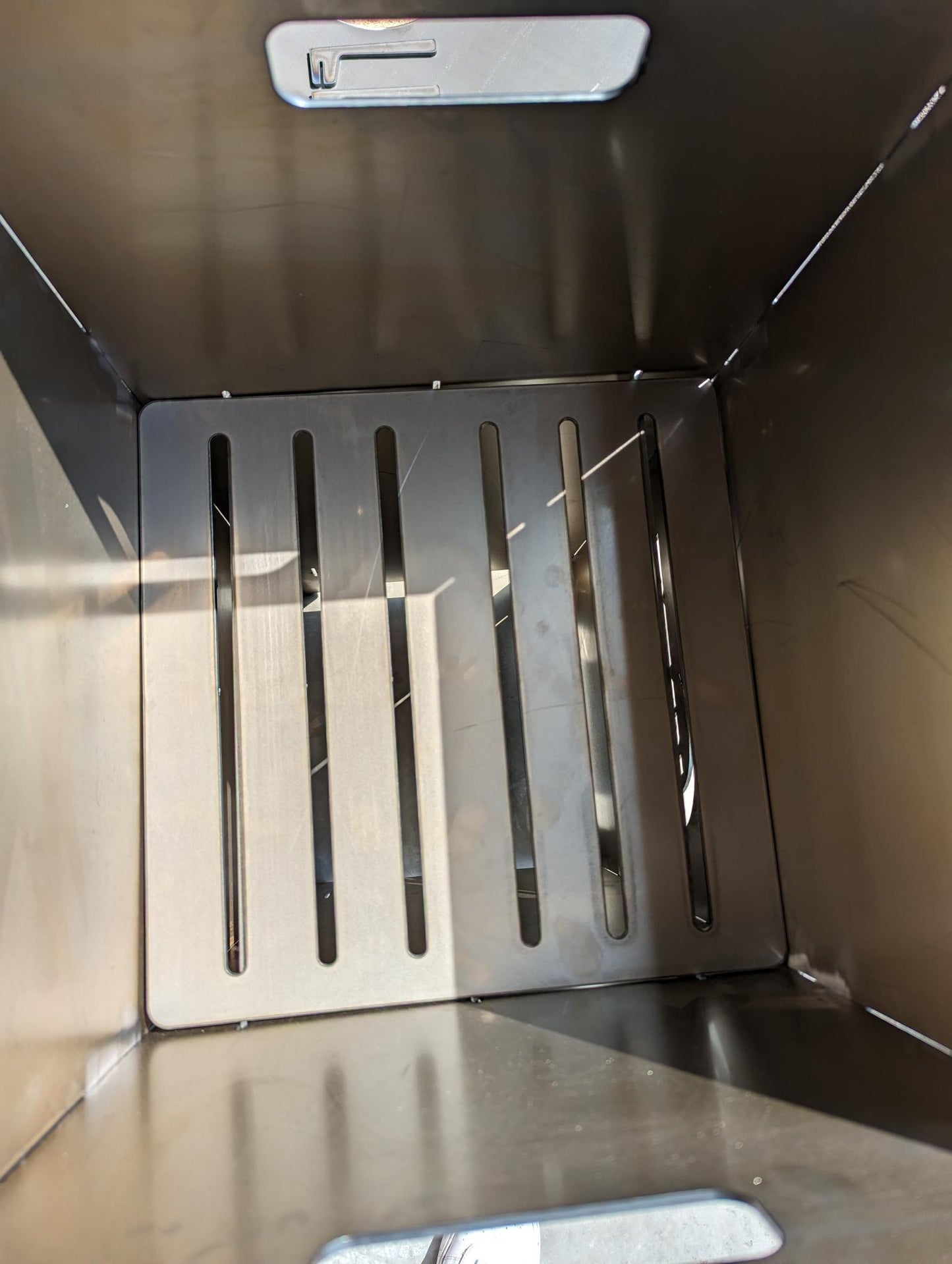 Feuertonne mit Ihrem Logo und Plancha Grillplatte
