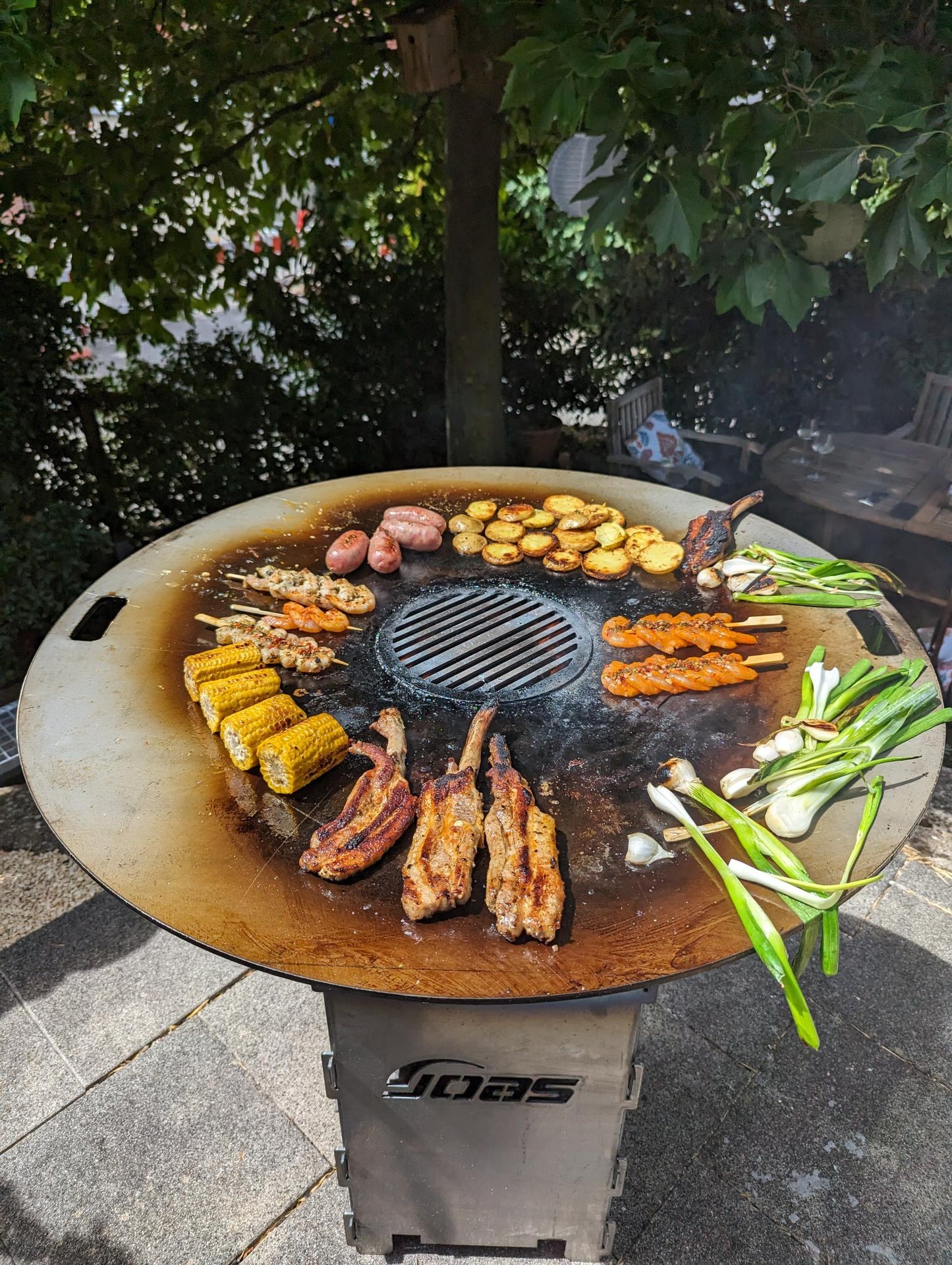 Feuertonne mit Ihrem Logo und Plancha Grillplatte