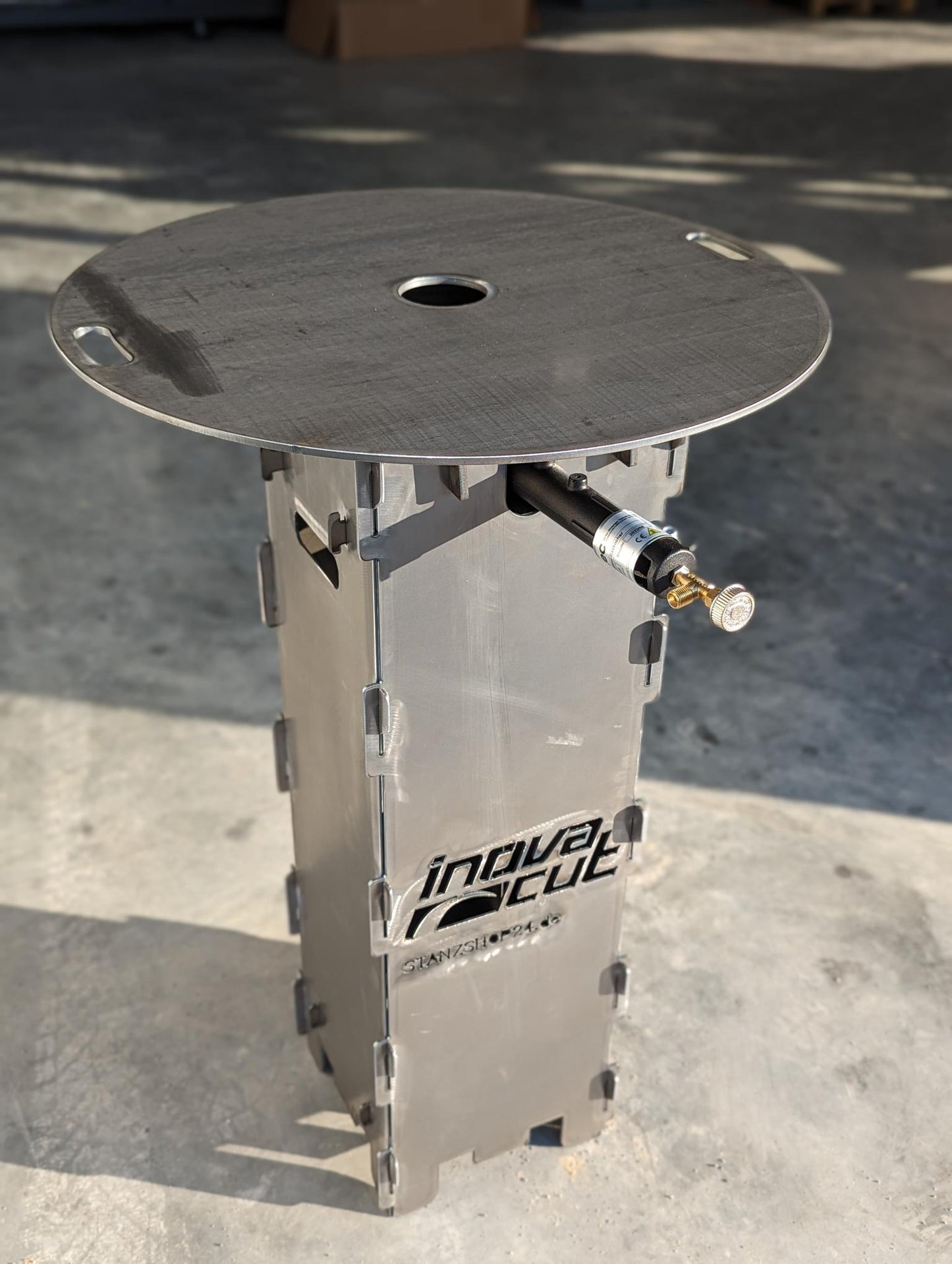 Gasbetriebene Feuertonne mit Ihrem Logo und Plancha Grillplatte